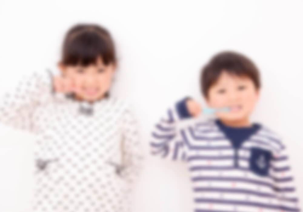 歯磨きをする女の子と男の子のイメージ