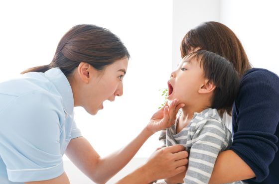 子どもを診療している様子