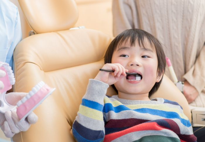 歯磨きしている子ども